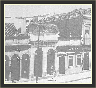 Trecho da rua Visconde de Itana, em 19 de julho de 1941, pouco antes de ser demolido para a abertura da Avenida Presidente Vargas inaugurada em 1944. nico documento fotogrfico da casa de Tia Ciata, assinalado pelo nmero 119 (Embora os livros que tratem do assunto indiquem o nmero 117, a descrio dos que frequentam a casa corresponde ao 119) (AGCRJ, Fotgrafo no identificado). Fonte: http://flaviorio.globolog.com.br/Pca%20Onze%20Tia%20Ciata.jpg